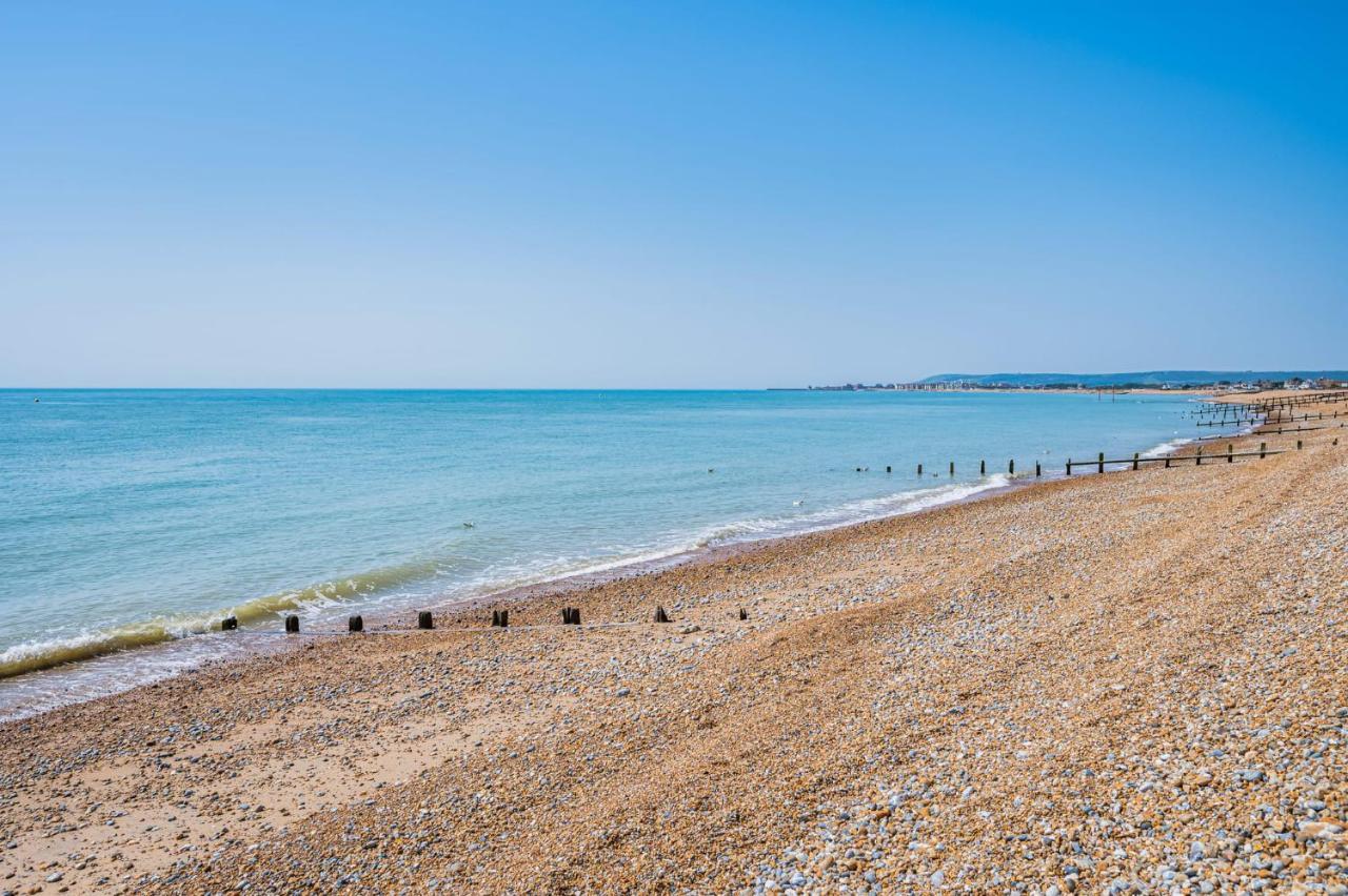 Pebble Paradise Beachfront Family Getaway Pevensey Esterno foto